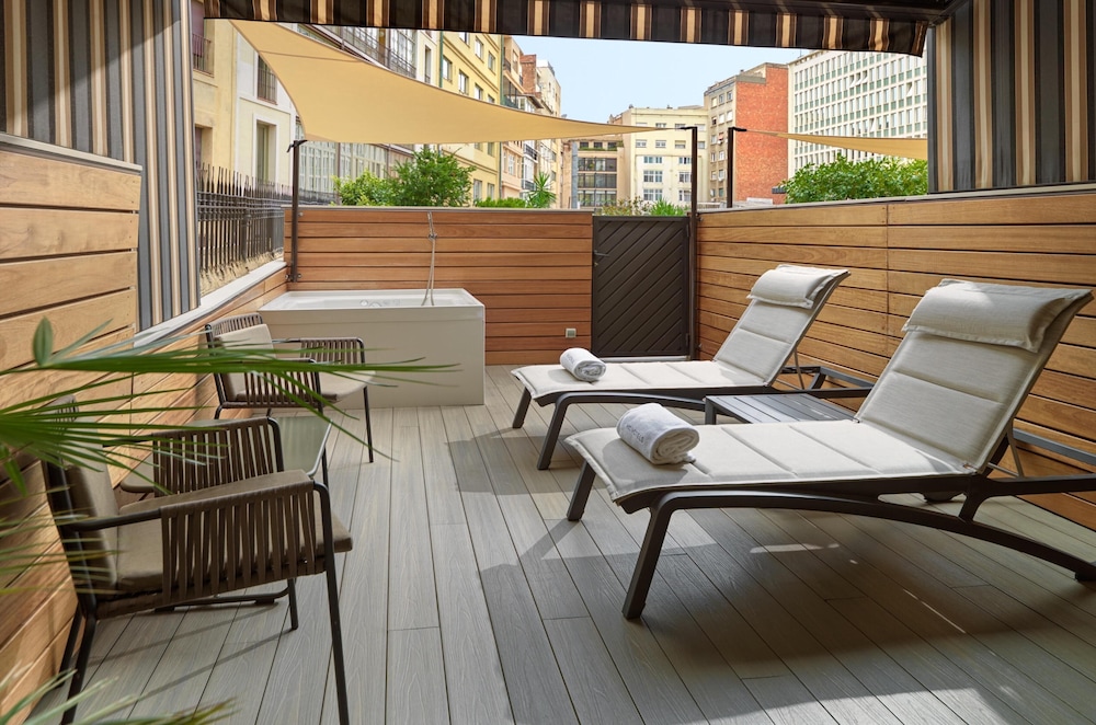 Habitación Deluxe Terrace Jacuzzi del hotel H10 Metropolitan. Foto 15