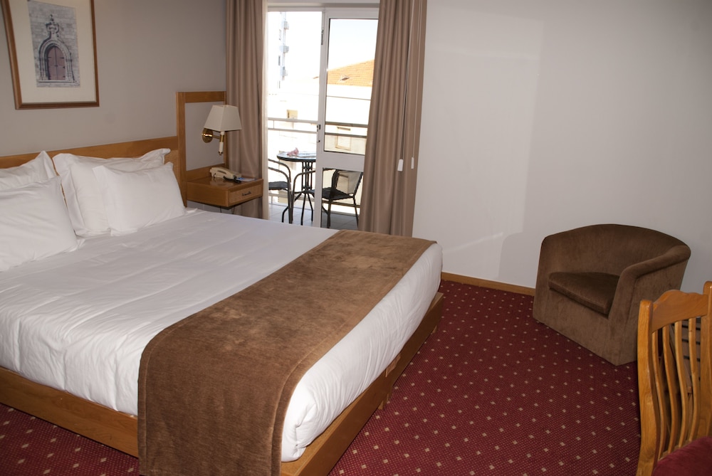 Habitación con 1 cama doble o 2 individuales, balcón del hotel Rainha D. Amelia, Arts and Leisure