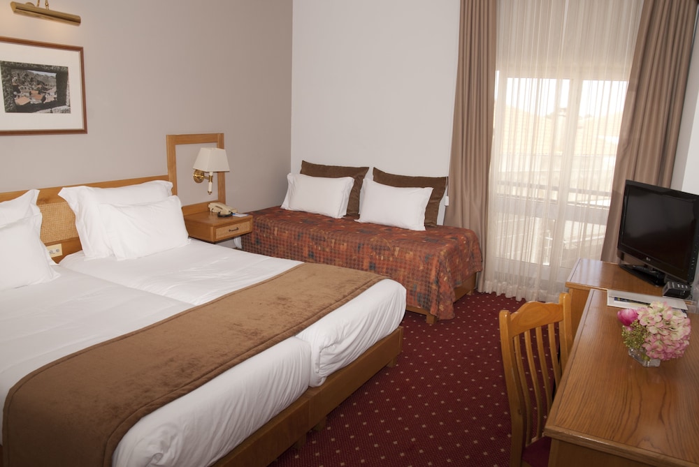 Habitación Triple del hotel Rainha D. Amelia, Arts and Leisure