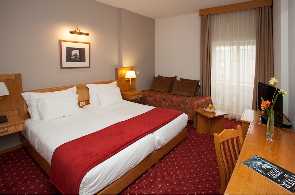 Habitación Triple del hotel Rainha D. Amelia, Arts and Leisure. Foto 1