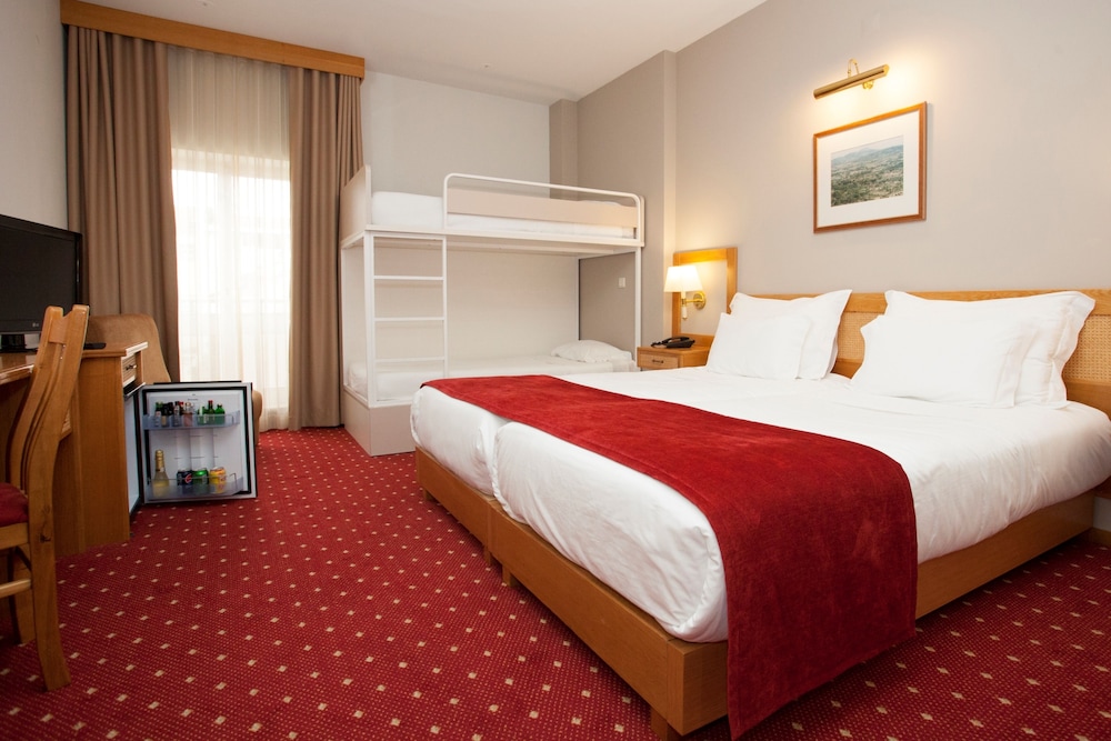 Habitación Familiar del hotel Rainha D. Amelia, Arts and Leisure