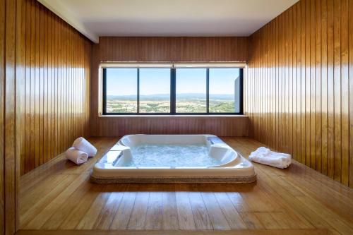 Suite Principal con bañera de hidromasaje del hotel Melia Castelo Branco