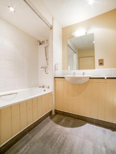 Habitación Doble Estándar - 2 camas del hotel Oyo The Bridge House. Foto 9