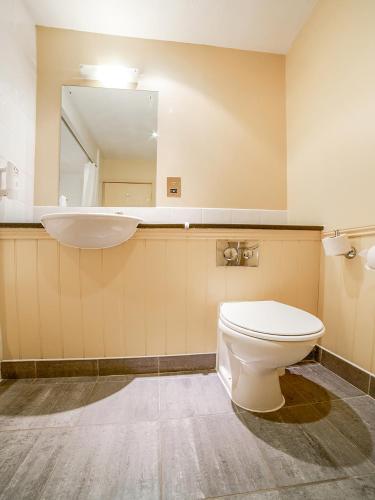 Habitación Doble Estándar - 2 camas del hotel Oyo The Bridge House. Foto 10