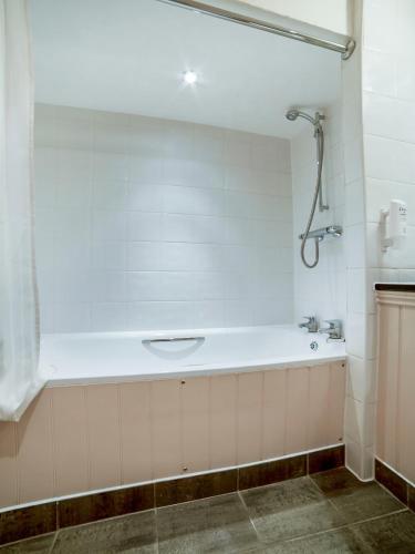 Habitación Doble Estándar del hotel Oyo The Bridge House. Foto 5