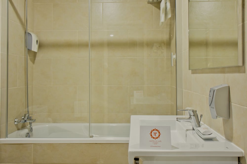 Habitación estándar con 1 cama doble o 2 individuales (With Extra Bed) del hotel D. Luís. Foto 4