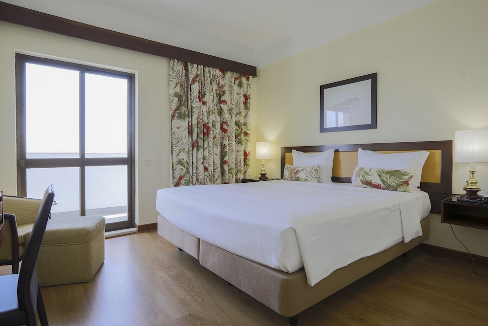 Habitación con 1 cama doble o 2 individuales, terraza, vistas a la ciudad del hotel D. Luís