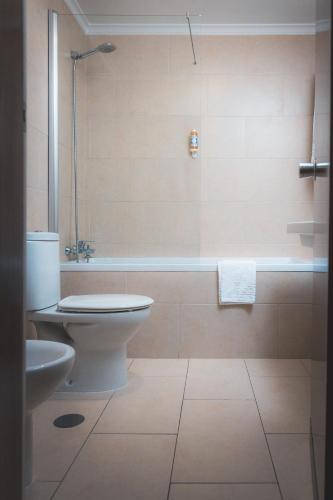 Habitación Familiar (2 adultos + 2 niños menores de 12 años) del hotel D. Luís. Foto 9