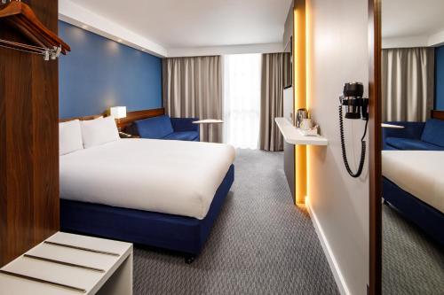 Standard Double Room with Sofa Bed and Free Hot Breakfast del hotel Holiday Inn Express Londres - ExCeL. Foto 1