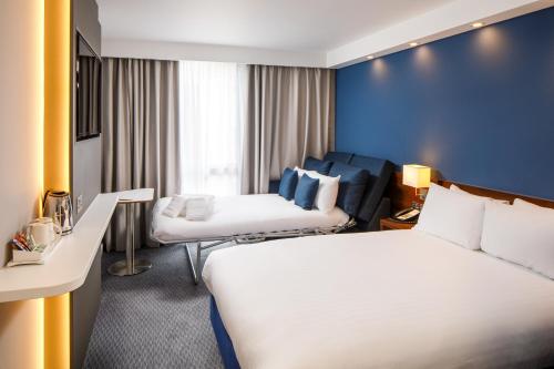 Standard Double Room with Sofa Bed and Free Hot Breakfast del hotel Holiday Inn Express Londres - ExCeL. Foto 3