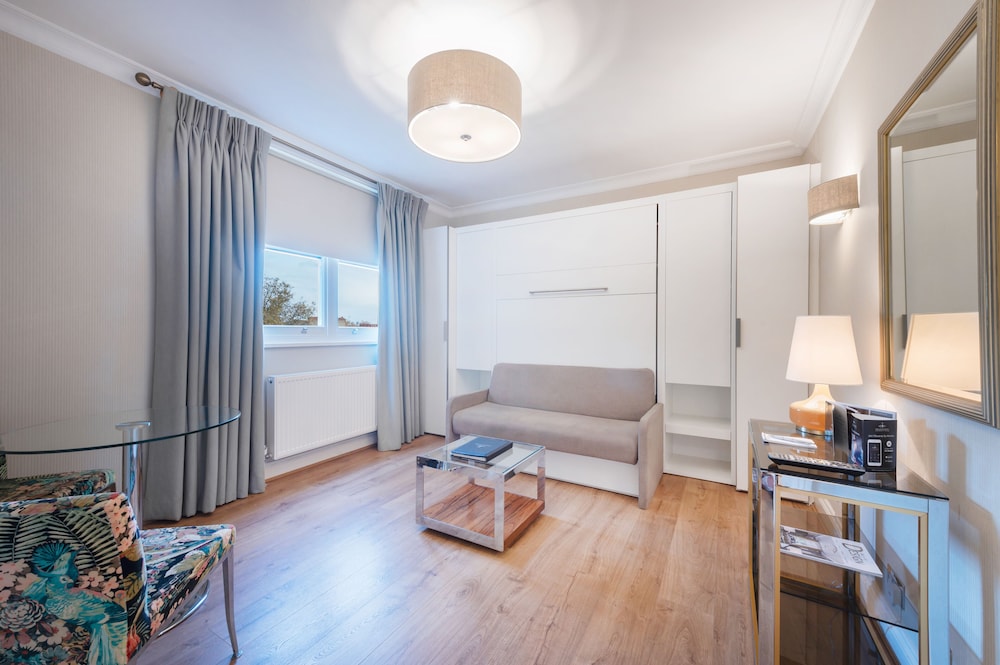 Estudio, cocina del hotel No 1 The Mansion Apartments By Mansley
