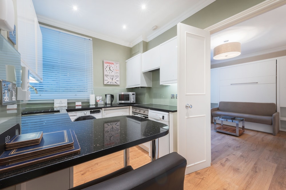 Estudio, cocina del hotel No 1 The Mansion Apartments By Mansley. Foto 1