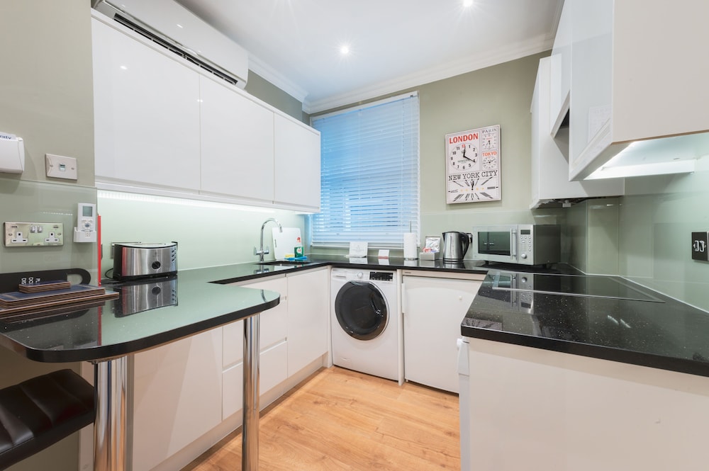 Estudio, cocina del hotel No 1 The Mansion Apartments By Mansley. Foto 7