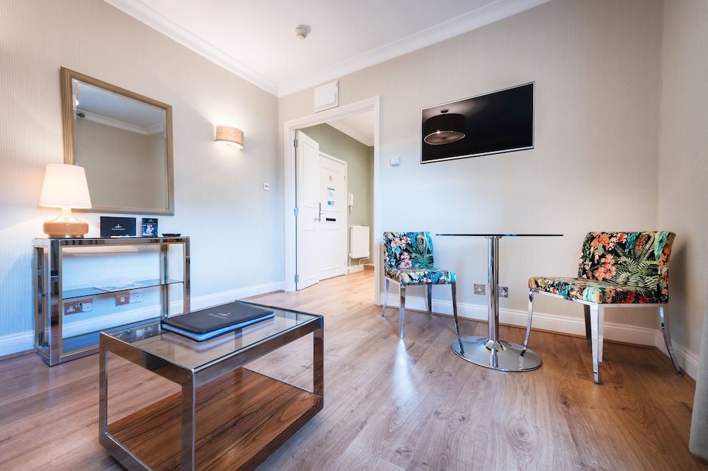 Estudio, cocina del hotel No 1 The Mansion Apartments By Mansley. Foto 8