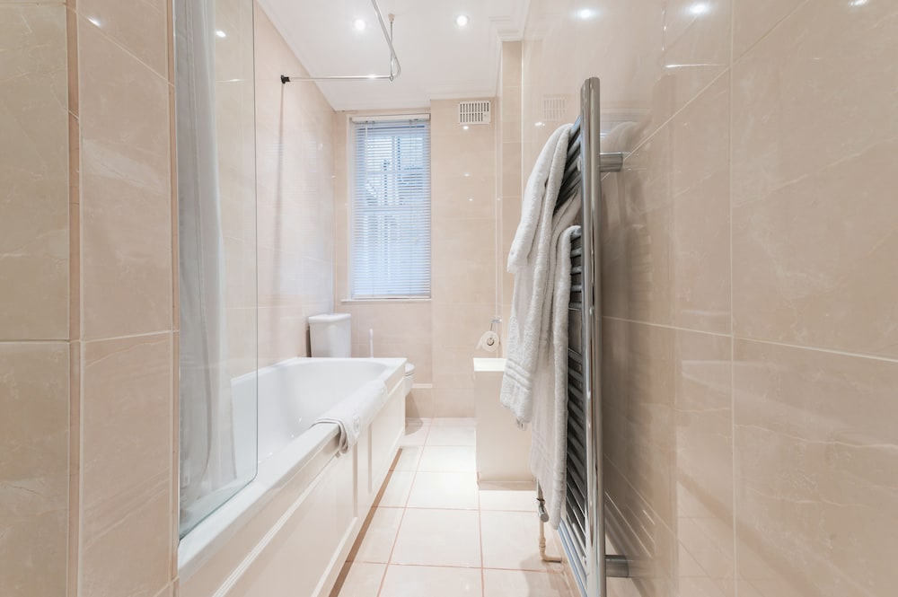 Estudio, cocina del hotel No 1 The Mansion Apartments By Mansley. Foto 10