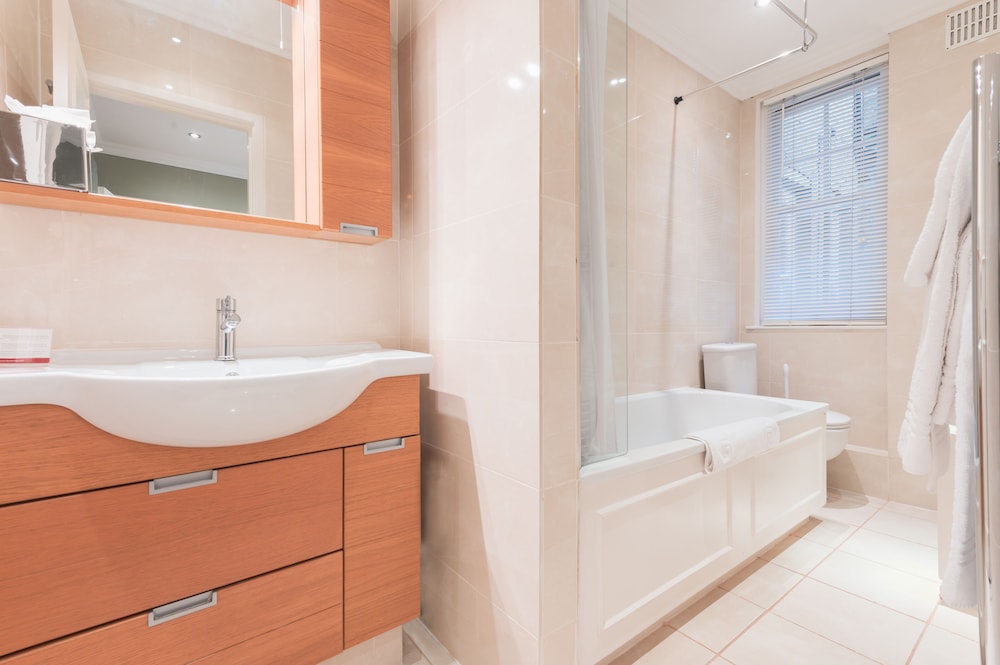 Estudio, cocina del hotel No 1 The Mansion Apartments By Mansley. Foto 11