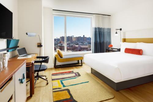 Habitación Doble con cama grande con vistas a la ciudad del hotel Indigo Lower East Side New York. Foto 2
