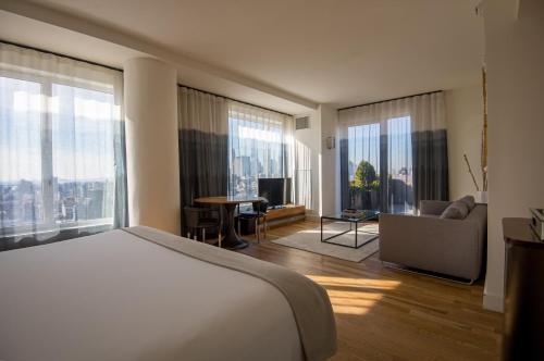 Suite Estudio Deluxe con cama extragrande y vistas a la ciudad - No fumadores del hotel Indigo Lower East Side New York. Foto 1