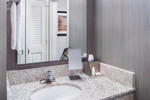 Habitación adaptada para personas con movilidad reducida/discapacidad auditiva y equipada con ducha accesible en silla de ruedas - 2 camas grandes del hotel Courtyard Jersey City Newport. Foto 1