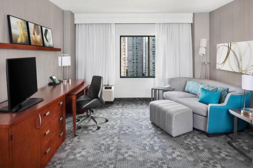 Suite de 1 dormitorio con sofá cama - Cama extragrande del hotel Courtyard Jersey City Newport