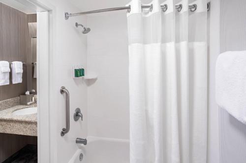 Suite de 1 dormitorio con sofá cama - Cama extragrande del hotel Courtyard Jersey City Newport. Foto 3