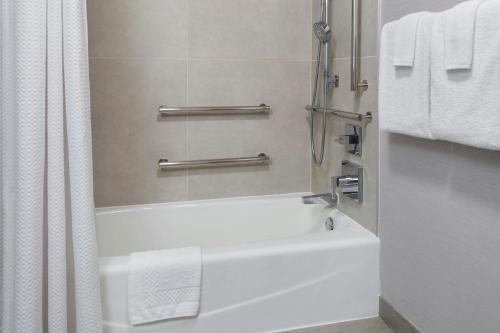 Habitación con cama extragrande y sofá cama del hotel Courtyard Jersey City Newport. Foto 2