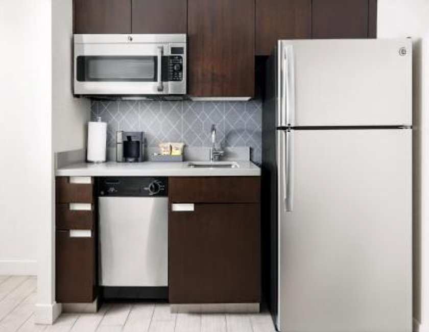 Este estudio cuenta con 2 camas grandes, bañera adaptada para personas con movilidad reducida y vistas parciales a la ciudad del hotel Residence Inn by Marriott New York Downtown Manhattan/World Trade Center Area. Foto 1