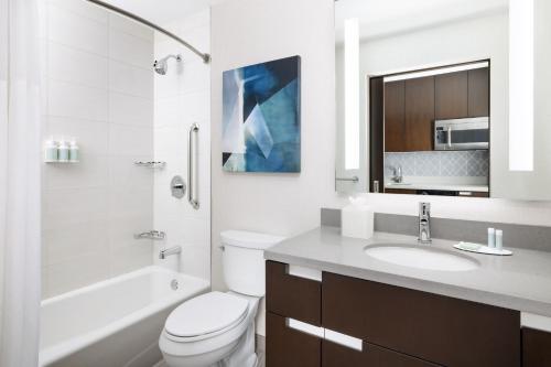 Este estudio cuenta con 2 camas dobles, sofá cama y ducha accesible en silla de ruedas, adaptada para personas con movilidad reducida del hotel Residence Inn by Marriott New York Downtown Manhattan/World Trade Center Area. Foto 4