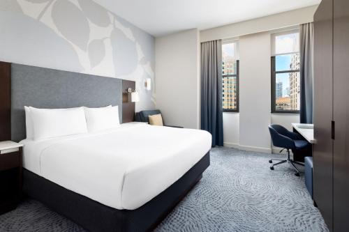Este estudio cuenta con 1 cama extragrande y bañera adaptada para personas con movilidad reducida del hotel Residence Inn by Marriott New York Downtown Manhattan/World Trade Center Area