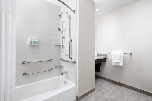 Este estudio cuenta con 2 camas grandes, bañera adaptada para personas con movilidad reducida y vistas parciales a la ciudad del hotel Residence Inn by Marriott New York Downtown Manhattan/World Trade Center Area. Foto 3