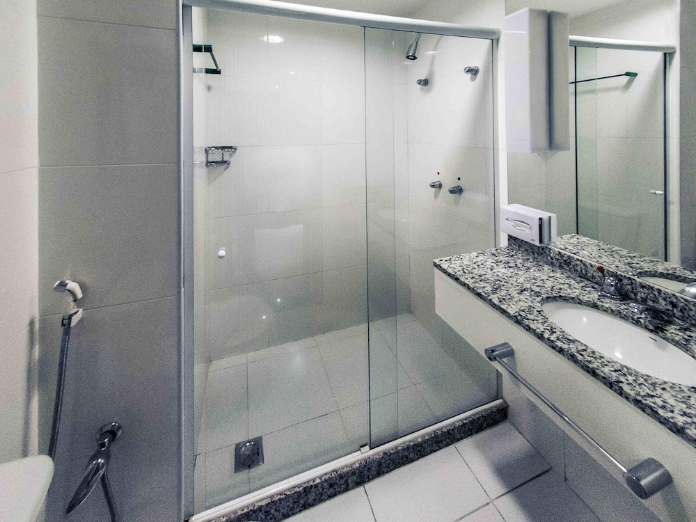 Habitación Standard con una cama de matrimonio del hotel Mercure Rio de Janeiro Nova Iguaçu. Foto 2
