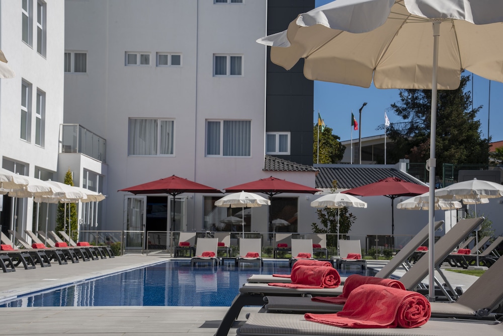 Habitación con 1 cama doble o 2 individuales, vistas a la piscina del hotel Luna De Tábua. Foto 3