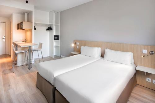 Habitación Doble - 2 camas del hotel B&B Barcelona Sant Cugat. Foto 3