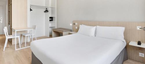 Habitación Doble Deluxe - 1 o 2 camas del hotel B&B Barcelona Sant Cugat. Foto 3
