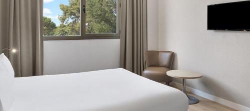 Habitación Doble Deluxe - 1 o 2 camas del hotel B&B Barcelona Sant Cugat. Foto 5