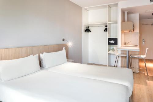 Habitación Triple del hotel B&B Barcelona Sant Cugat