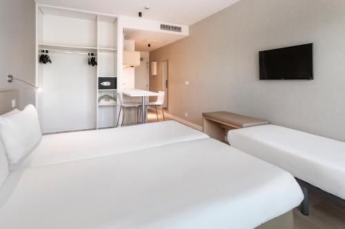 Habitación Triple del hotel B&B Barcelona Sant Cugat. Foto 2