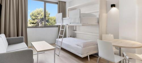 Suite Junior con aparcamiento incluido del hotel B&B Barcelona Sant Cugat. Foto 1