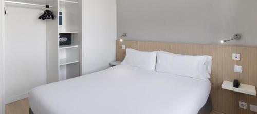 Suite Junior con aparcamiento incluido del hotel B&B Barcelona Sant Cugat. Foto 2