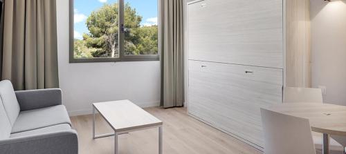Suite Junior con aparcamiento incluido del hotel B&B Barcelona Sant Cugat. Foto 3