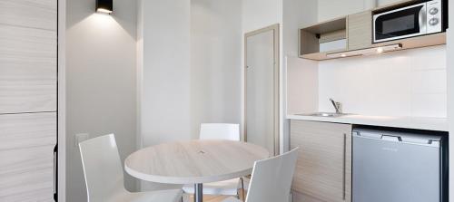 Suite Junior con aparcamiento incluido del hotel B&B Barcelona Sant Cugat. Foto 5