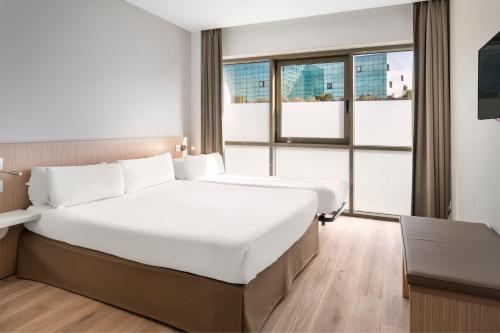Habitación Familiar del hotel B&B Barcelona Sant Cugat. Foto 1