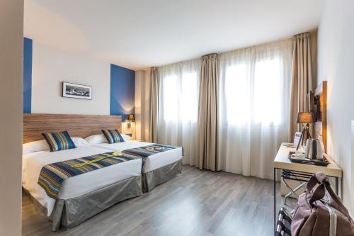 Habitación triple Con Vistas 3 camas individuales del hotel DWO Urban Granada. Foto 1