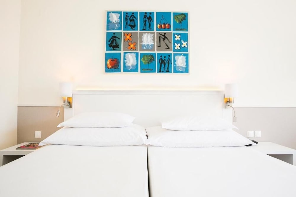 Habitación Deluxe con 2 camas individuales, vistas al mar del hotel Pestana Cascais Ocean And Conference. Foto 1