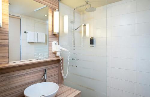 Habitación Doble Confort del hotel Leonardo Vienna Hauptbahnhof. Foto 3