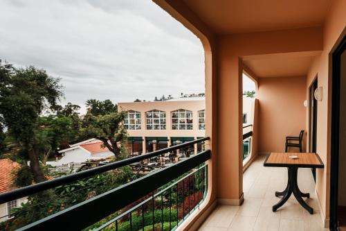 Habitación Familiar con vistas al jardín del hotel Garajau Madeira. Foto 4
