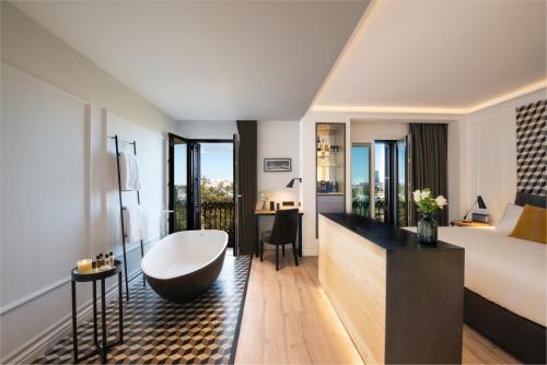 Suite Vista puerto del hotel Serras Barcelona. Foto 1