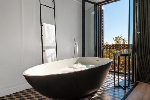 Suite Vista puerto del hotel Serras Barcelona. Foto 4