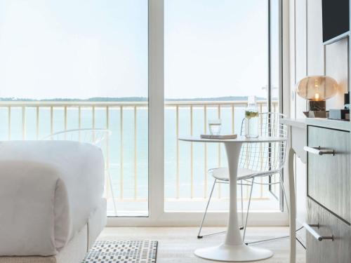 Superior Room, 1 king - size bed, balcony with ocean view del hotel Bel Oléron Thalasso & Spa - MGallery Collection. Foto 3