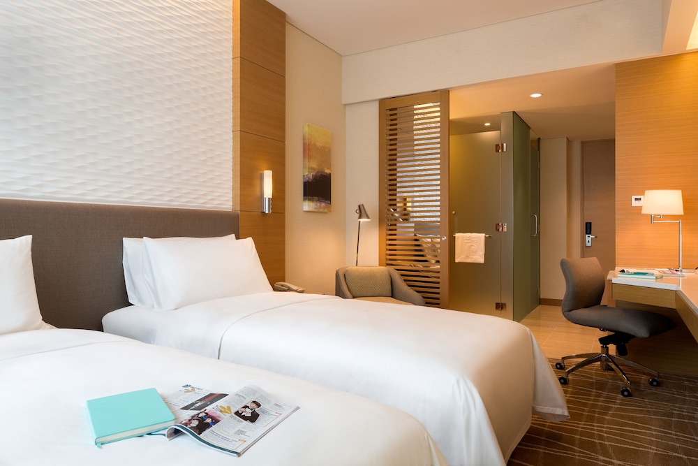 Habitación superior con 2 camas individuales, vistas a la ciudad del hotel Jen Singapore Orchardgateway By Shangri-la. Foto 1